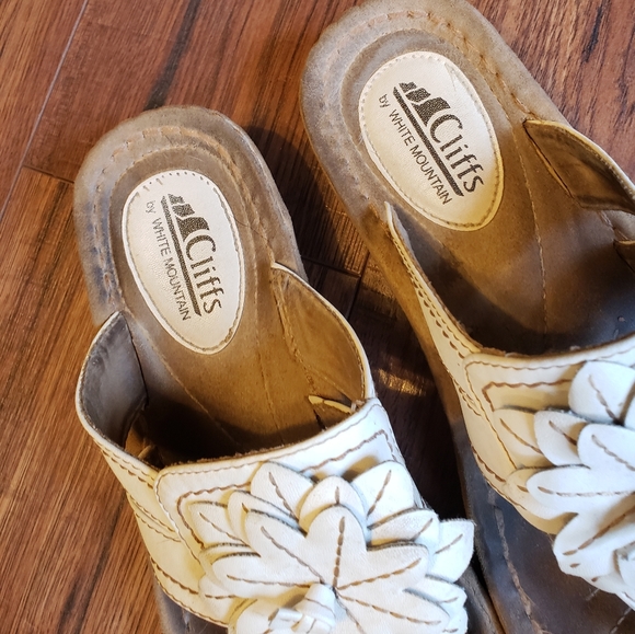Free with bundle.gorgeous Offwhite Flower flipflops - Picture 2 of 11